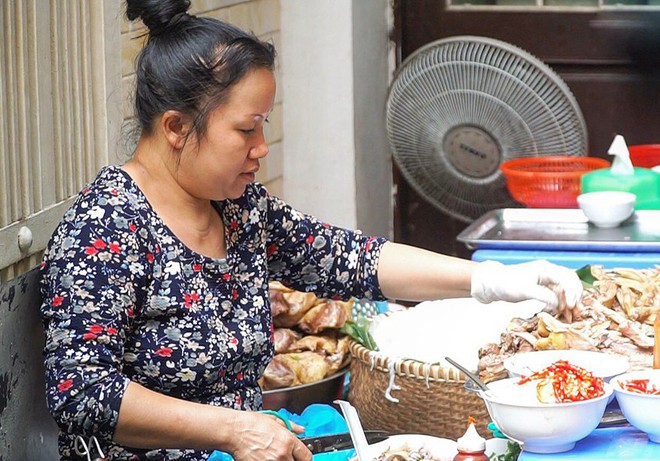 Chủ quán bún ngan Nhàn nổi tiếng Hà Nội bị tố mắng chửi cụ bà vì yêu cầu ăn tô 30 nghìn: Bà nói ít thôi, cháu không cần bán cho bà - Ảnh 4.