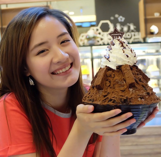 C&ocirc; b&eacute; c&oacute; t&oacute;c m&aacute;i chuột gặm nổi tiếng Th&aacute;i Lan ng&agrave;y n&agrave;o giờ đ&atilde; l&agrave; hot girl cực xinh đẹp! - Ảnh 14.