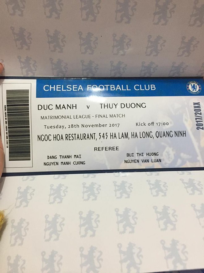 Khi 2 fan cuồng Chelsea về một nh&agrave;, đến cả thiệp cưới cũng phải giống v&eacute; b&oacute;ng đ&aacute; mới chịu cơ - Ảnh 7.