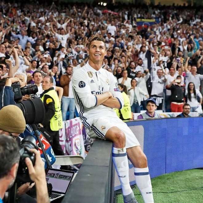Những kiểu tóc siêu thảm họa của Ronaldo: Từ nắm tóc mì tôm đến cục súp lơ  trên đỉnh đầu - Ghiền Bóng Đá