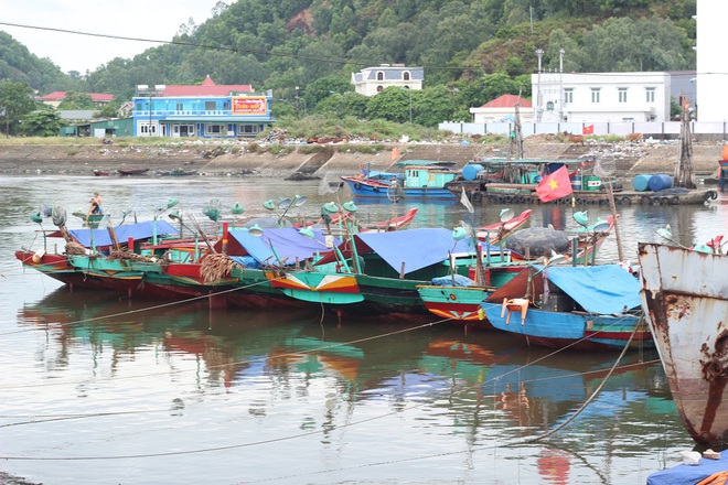 Các tỉnh miền Trung cấm tàu thuyền ra khơi trong cơn bão nguy hiểm số 10 - Ảnh 3.
