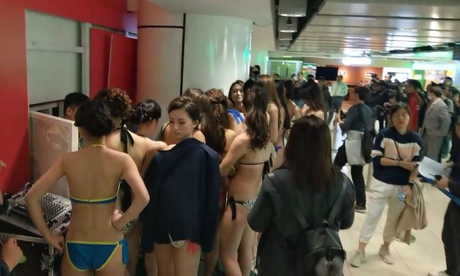Th&iacute; sinh Hoa hậu Trung Quốc mệt mỏi, co ro giữa trời lạnh với bikini tại trung t&acirc;m mua sắm - Ảnh 2.
