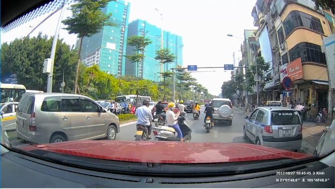 Clip: Ninja b&igrave;nh thản dừng xe giữa đường bấm điện thoại bị anh T&acirc;y nhấc bổng, l&ocirc;i cả người v&agrave; xe v&agrave;o vỉa h&egrave; - Ảnh 3.