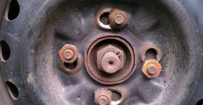 16 kiểu sửa chữa xe hơi đ&uacute;ng l&agrave; qu&aacute;i lạ nhất trần đời - Ảnh 23.