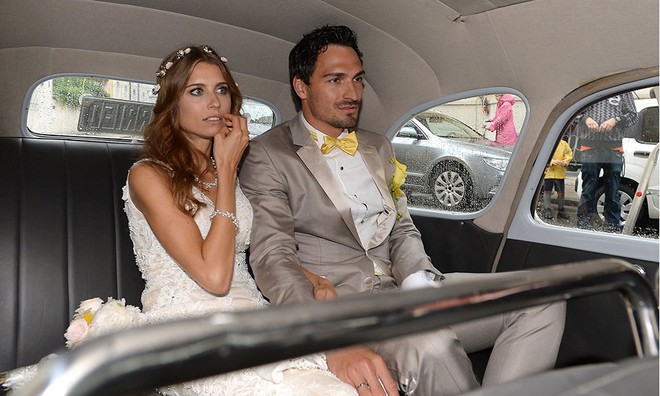 Nghi vấn vợ si&ecirc;u mẫu của trai đẹp Mats Hummels đang mang bầu - Ảnh 6.
