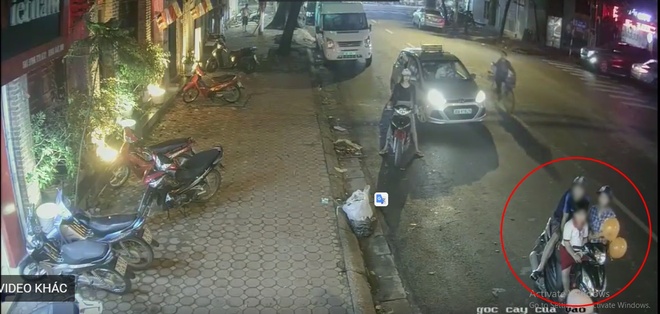 Clip: Đôi nam nữ dẫn theo bé trai dàn cảnh trộm xe máy ngay trên phố - Ảnh 2.