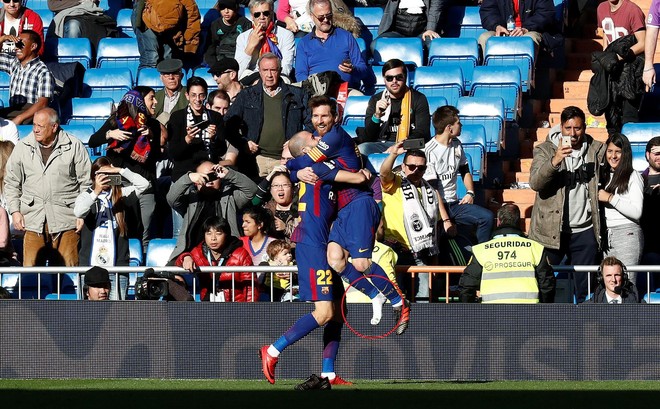 Messi tuột giày vẫn kiến tạo đẳng cấp cho đồng đội ghi bàn - Ảnh 3.