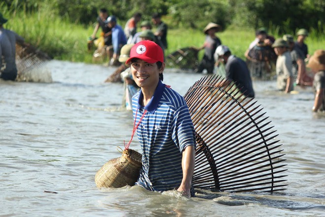 Hà Tĩnh: Hàng trăm người đội nắng xuống đầm bắt cá để cầu may - Ảnh 11.