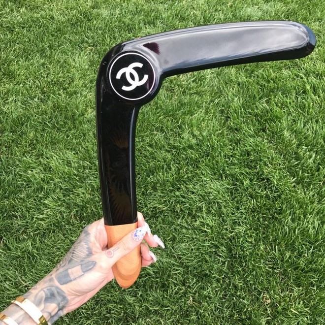 Chanel l&agrave;m ra chiếc boomerang gi&aacute; 32 triệu đồng v&agrave; n&oacute; đang khiến netizen bối rối v&ocirc; c&ugrave;ng - Ảnh 2.