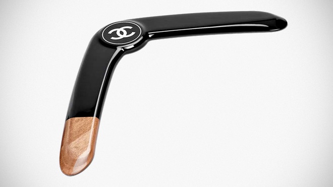 Chanel làm ra chiếc boomerang giá 32 triệu đồng và nó đang khiến netizen bối rối vô cùng - Ảnh 1.