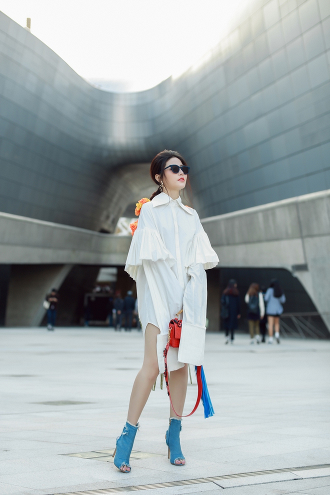 May l&agrave; Diễm My 9x đ&atilde; kh&ocirc;ng đến SFW c&ugrave;ng l&uacute;c với Ph&iacute; Phương Anh, nếu kh&ocirc;ng đ&atilde; đụng h&agrave;ng tơi bời! - Ảnh 6.