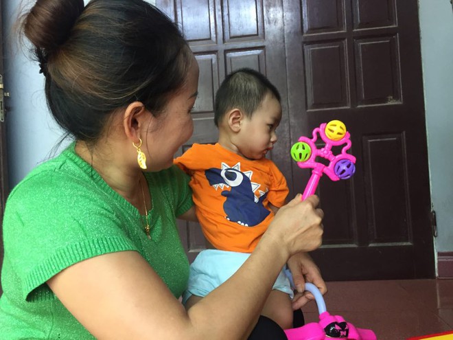 B&eacute; trai gần 1 tuổi bị mẹ bỏ rơi dưới gầm xe &ocirc; t&ocirc;: Ch&aacute;u b&eacute; v&agrave;o nh&agrave; t&ocirc;i l&agrave; lộc trời cho&rdquo; - Ảnh 2.