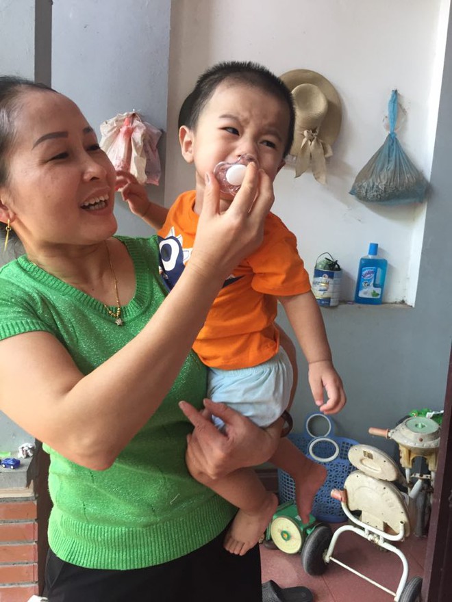 B&eacute; trai gần 1 tuổi bị mẹ bỏ rơi dưới gầm xe &ocirc; t&ocirc;: Ch&aacute;u b&eacute; v&agrave;o nh&agrave; t&ocirc;i l&agrave; lộc trời cho&rdquo; - Ảnh 1.