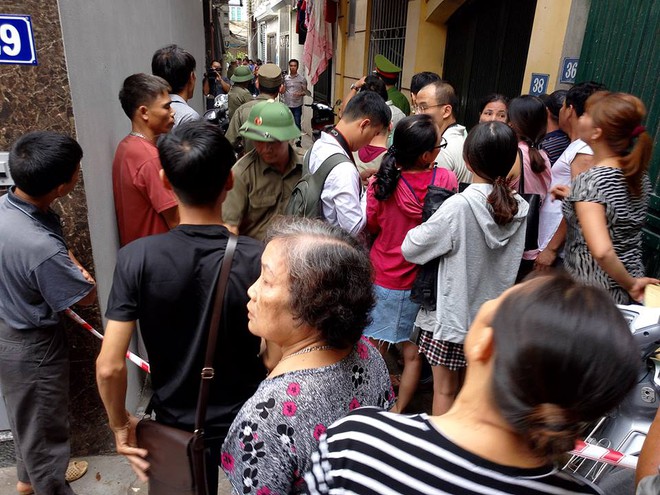 Vụ cháy khiến 4 người trong gia đình tử vong: Người dân tuyệt vọng vì nghe tiếng kêu cứu nhưng phá cửa bất thành - Ảnh 1.