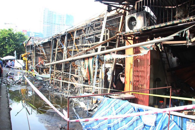 Siêu thị ở đường Giải Phóng bị cháy rụi nghi do chập điện ở quầy ăn nhanh - Ảnh 2.
