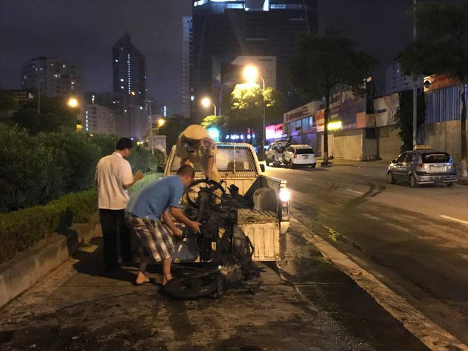 Hà Nội: Ô tô kéo lê xe máy hàng trăm mét trong làn đường BRT bốc cháy ngùn ngụt - Ảnh 5.