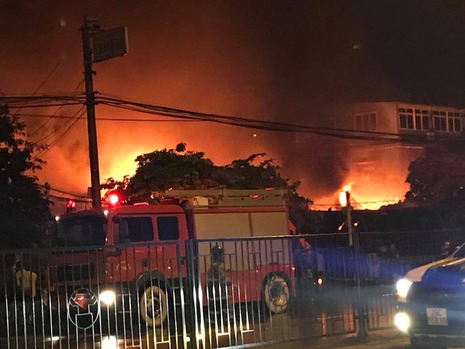 Toàn bộ hàng hóa bị thiêu rụi, tan hoang sau vụ cháy lớn tại siêu thị ở Hà Nội - Ảnh 2.