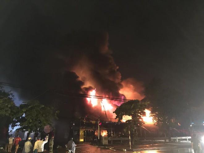 Toàn bộ hàng hóa bị thiêu rụi, tan hoang sau vụ cháy lớn tại siêu thị ở Hà Nội - Ảnh 1.
