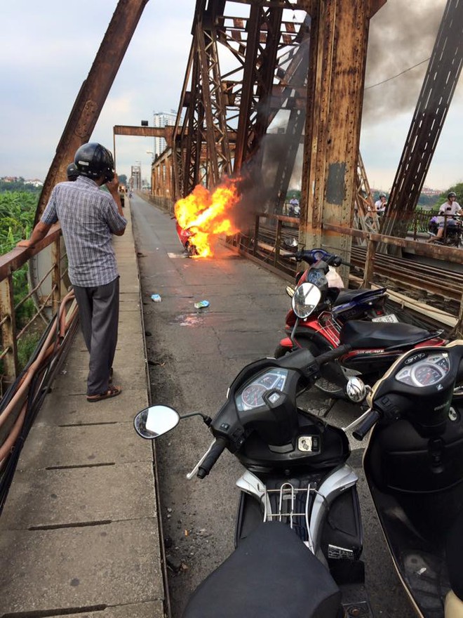 Hà Nội: Xe máy Attila do người phụ nữ điều khiển cháy dữ dội trên cầu Long Biên - Ảnh 1.
