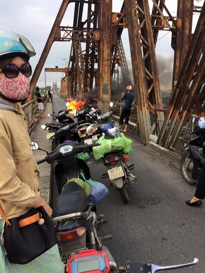 H&agrave; Nội: Xe m&aacute;y Attila do người phụ nữ điều khiển ch&aacute;y dữ dội tr&ecirc;n cầu Long Bi&ecirc;n - Ảnh 2.