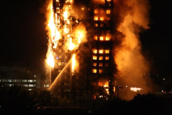Anh: Tháp 27 tầng bốc cháy dữ dội ở London, nhiều người mắc kẹt - Ảnh 4.