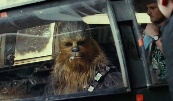 Ngã ngửa với soái ca sau lốt Chewbacca lông lá trong Star Wars: The Last Jedi - Ảnh 1.