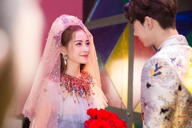 Thời trang trong MV của Chi Pu: là chơi lố hay phong cách màu mè có chủ đích rõ ràng? - Ảnh 5. Thời trang trong MV của Chi Pu: là chơi lố hay phong cách màu mè có chủ đích rõ ràng? - Ảnh 5.
