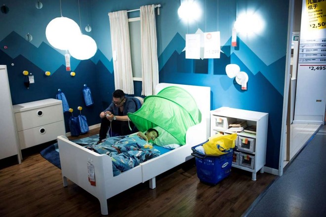 Hè nóng nực, dân Thượng Hải kéo ra cửa hàng IKEA, nằm la liệt lên giường như ở nhà mình - Ảnh 4.