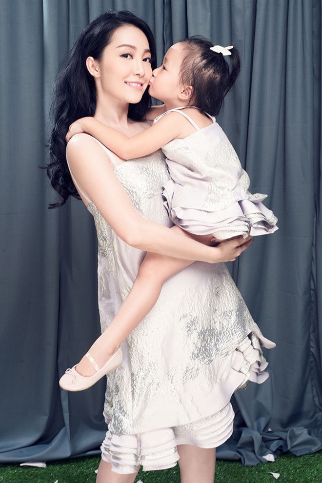 Chim c&ocirc;ng l&agrave;ng m&uacute;a Linh Nga bị chồng cũ kiện, đ&ograve;i quyền nu&ocirc;i con - Ảnh 1.