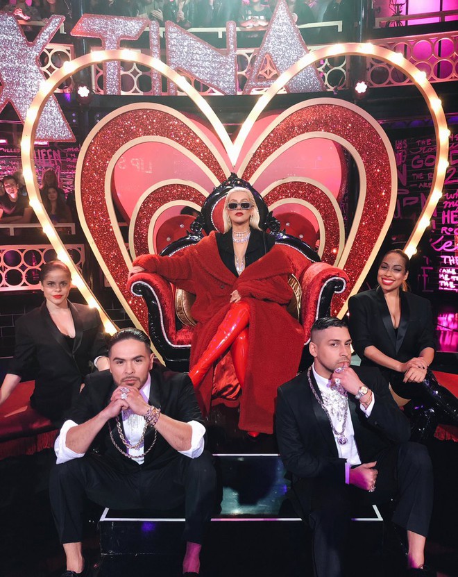 C&ugrave;ng đụng h&agrave;ng mẫu &aacute;o kho&aacute;c to sụ, Angela Baby v&agrave; Địch Lệ Nhiệt Ba đẹp kh&oacute; ph&acirc;n cao thấp - Ảnh 8.