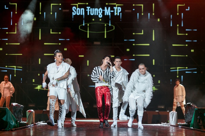Sơn Tùng M-TP bắt tay, ôm Bi Rain sau khi diễn xong đại nhạc hội tại Thái Lan - Ảnh 7.