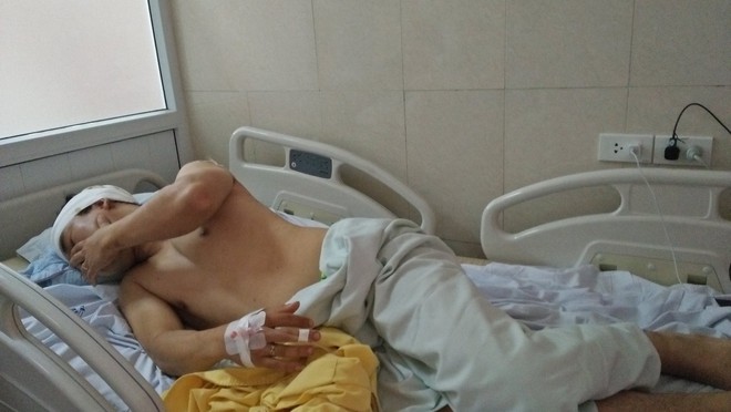 H&agrave; Nội: Người đ&agrave;n &ocirc;ng bị 2 thanh ni&ecirc;n lạ mặt ch&eacute;m trọng thương tại s&acirc;n chung cư cao cấp - Ảnh 2.