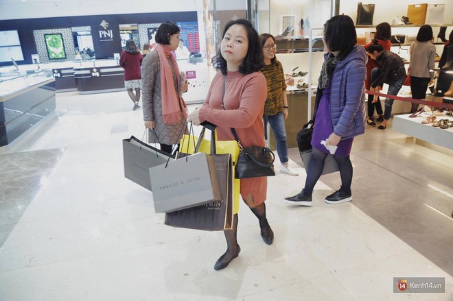 Săn đồ hiệu b&igrave;nh d&acirc;n dịp Black Friday: kh&ocirc;ng n&aacute;o nhiệt như kỳ vọng v&igrave; c&aacute;c h&atilde;ng chỉ sale đồ h&egrave;, hiếm sale đồ đ&ocirc;ng - Ảnh 22.