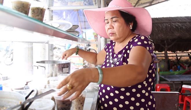 C&ocirc; b&aacute;n ch&egrave; 56 tuổi của Th&aacute;ch thức danh h&agrave;i: Từng bị liệt người, nhưng nhận 100 triệu chỉ để cho bố mẹ v&igrave; nghĩ m&igrave;nh c&ograve;n trẻ - Ảnh 5.