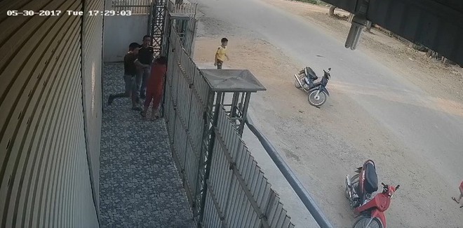Nghệ An: Nghi tranh gi&agrave;nh kh&aacute;ch, 2 thanh ni&ecirc;n x&ocirc;ng v&agrave;o đ&aacute;nh một phụ nữ th&acirc;m t&iacute;m khắp người - Ảnh 2.