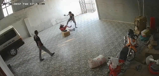 Nghệ An: Nghi tranh gi&agrave;nh kh&aacute;ch, 2 thanh ni&ecirc;n x&ocirc;ng v&agrave;o đ&aacute;nh một phụ nữ th&acirc;m t&iacute;m khắp người - Ảnh 3.