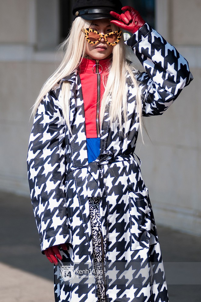 Diện k&iacute;nh bơi, x&aacute;ch l&agrave;n, lấy thước d&acirc;y may đo l&agrave;m v&ograve;ng cổ... street style ng&agrave;y 5 VIFW tr&agrave;n ngập những ca mặc dị kh&oacute; qu&ecirc;n - Ảnh 7.