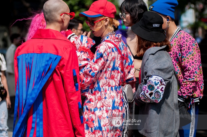 Street style ngày 2 VIFW: Dàn mẫu danh tiếng nhập cuộc, giới trẻ Hà thành thi nhau khoe phong cách dị cùng loạt màu tóc nổi bần bật - Ảnh 18.