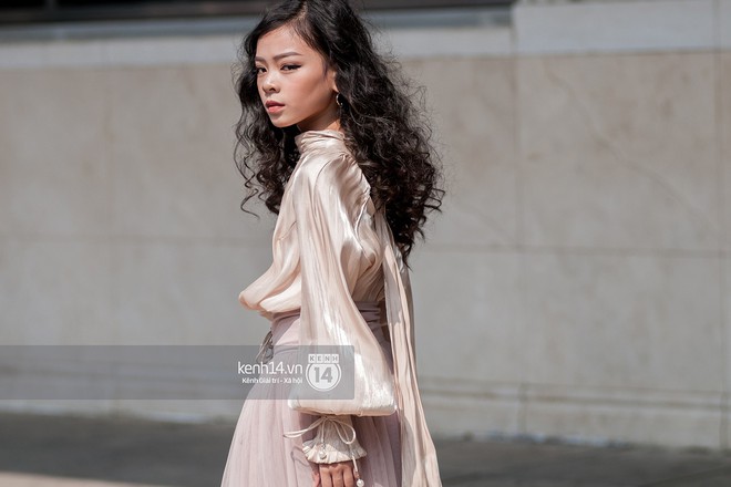 Diện k&iacute;nh bơi, x&aacute;ch l&agrave;n, lấy thước d&acirc;y may đo l&agrave;m v&ograve;ng cổ... street style ng&agrave;y 5 VIFW tr&agrave;n ngập những ca mặc dị kh&oacute; qu&ecirc;n - Ảnh 19.