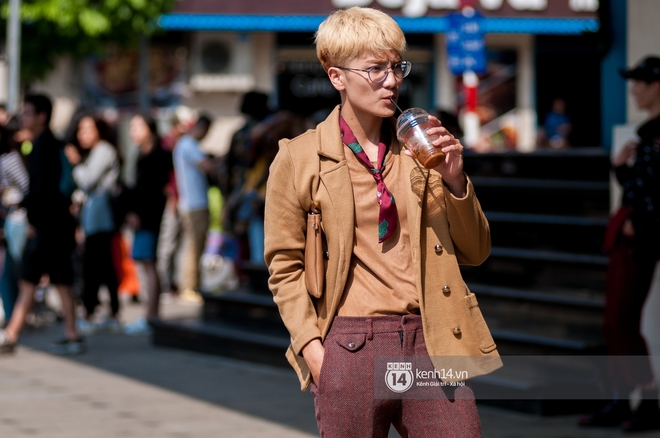 Street style ngày 2 VIFW: Dàn mẫu danh tiếng nhập cuộc, giới trẻ Hà thành thi nhau khoe phong cách dị cùng loạt màu tóc nổi bần bật - Ảnh 24.