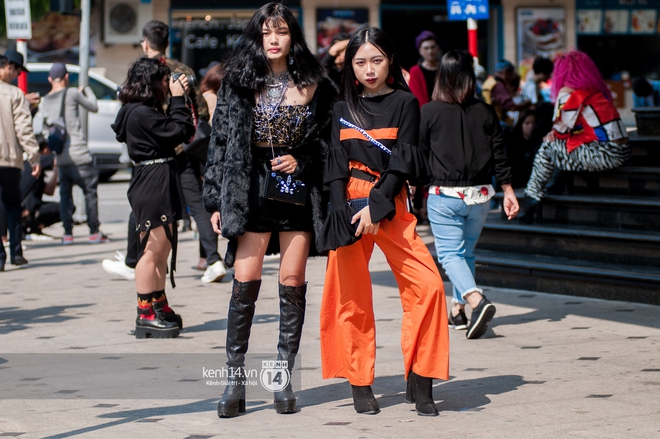 Street style ngày 2 VIFW: Dàn mẫu danh tiếng nhập cuộc, giới trẻ Hà thành thi nhau khoe phong cách dị cùng loạt màu tóc nổi bần bật - Ảnh 17.