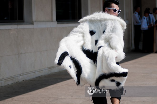 Diện k&iacute;nh bơi, x&aacute;ch l&agrave;n, lấy thước d&acirc;y may đo l&agrave;m v&ograve;ng cổ... street style ng&agrave;y 5 VIFW tr&agrave;n ngập những ca mặc dị kh&oacute; qu&ecirc;n - Ảnh 5.