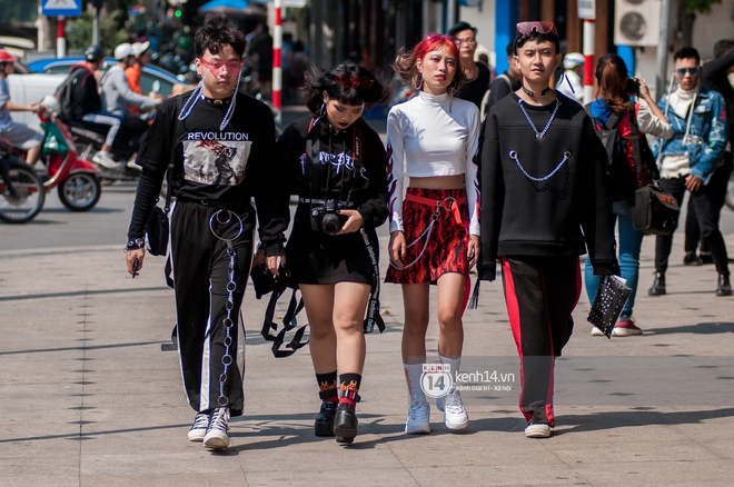 Street style ngày 2 VIFW: Dàn mẫu danh tiếng nhập cuộc, giới trẻ Hà thành thi nhau khoe phong cách dị cùng loạt màu tóc nổi bần bật - Ảnh 16.