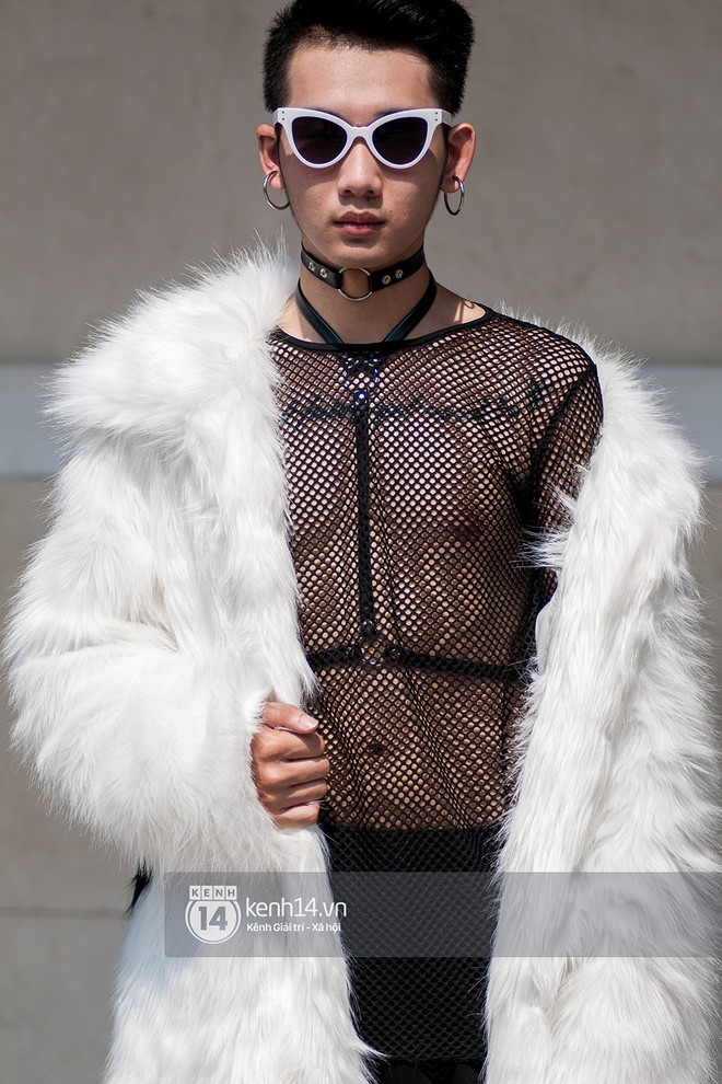 Diện k&iacute;nh bơi, x&aacute;ch l&agrave;n, lấy thước d&acirc;y may đo l&agrave;m v&ograve;ng cổ... street style ng&agrave;y 5 VIFW tr&agrave;n ngập những ca mặc dị kh&oacute; qu&ecirc;n - Ảnh 4.