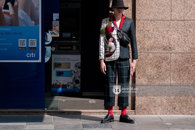 Diện kính bơi, xách làn, lấy thước dây may đo làm vòng cổ... street style ngày 5 VIFW tràn ngập những ca mặc dị khó quên - Ảnh 8.