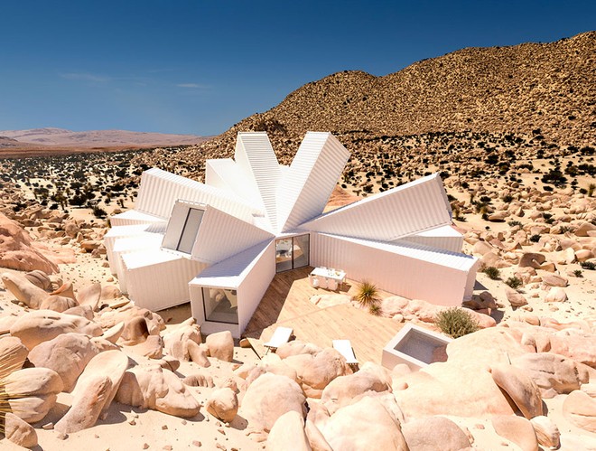 Kiến trúc sư xây nhà tuyệt đẹp giữa sa mạc chỉ bằng container - Ảnh 3.