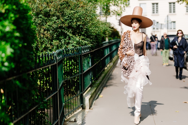Vừa đấu khẩu chán chê với Tâm Tít xong, Maya đã mặc cực dị xuất hiện tại Paris Fashion Week - Ảnh 4.