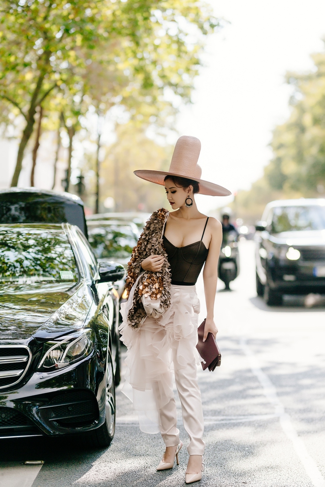 Vừa đấu khẩu chán chê với Tâm Tít xong, Maya đã mặc cực dị xuất hiện tại Paris Fashion Week - Ảnh 3.