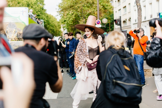 Vừa đấu khẩu chán chê với Tâm Tít xong, Maya đã mặc cực dị xuất hiện tại Paris Fashion Week - Ảnh 1.