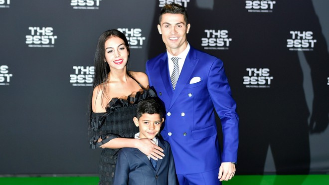 Ronaldo tình cảm ôm eo Georgina trong lần đầu khoe bạn gái trên Instagram - Ảnh 3.